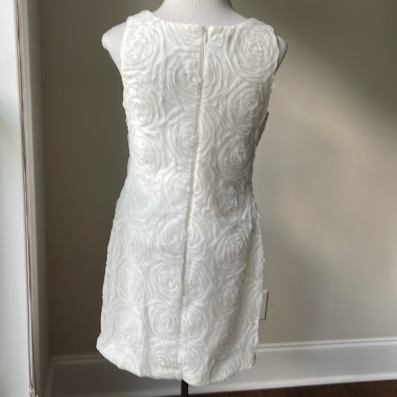 Summer white dress with rose design - Picture 2 of 3